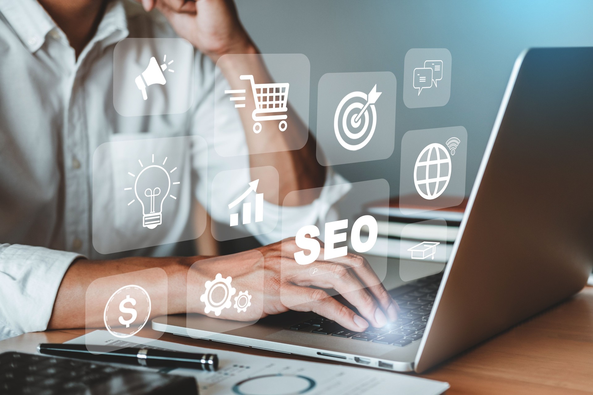 Empresário usando um Smathphone para análise SEO Search Engine Optimization Marketing Ranking Tráfego conexão com a Internet on-line para encontrar informações Conceito de Tecnologia de Negócios.
